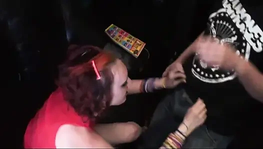 Amatör kızıl saçlı büyük bir yarak alıyor