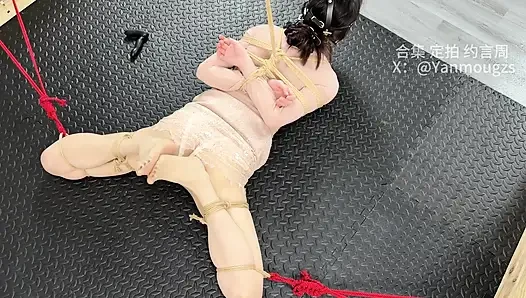 Müşteri, titreşen anal tıkaç ve bobobei'nin nihai orgazmını filme aldı