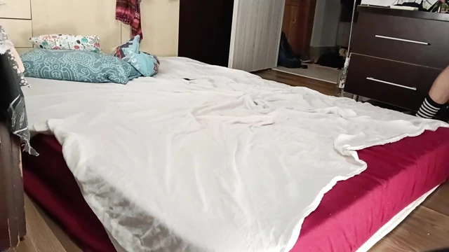 Amatör karı evde çıplak dans ediyor, büyük meme uçları, büyük göt.