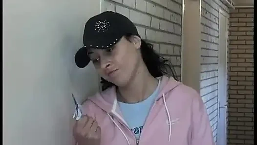 Mükemmel vücuda ve güzel göğüslere sahip güzel kız seks tuzağına çekiliyor