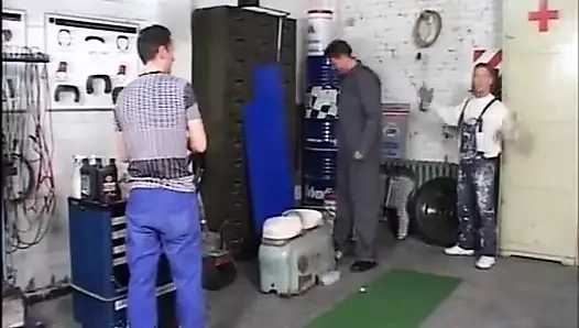 Çok azgın olduğum ve seni daha önce hiç olmadığı kadar sikmek istediğim için iç çamaşırlı atölyene geliyorum