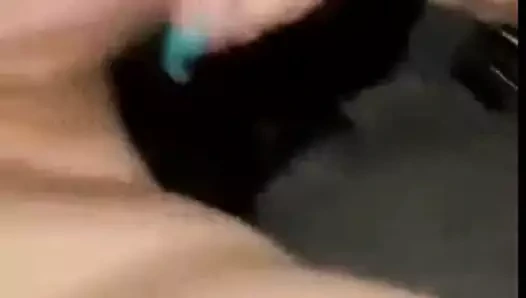 Jeune baisee par un vieux dans un fourgon