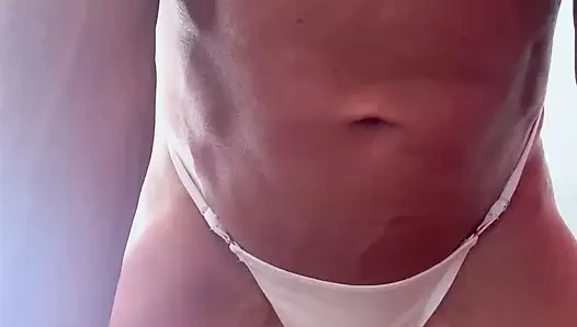 Kaslı orta yaşlı seksi kadın orgazm olmak için ıslak amcığını masanın kenarında sürtüyor
