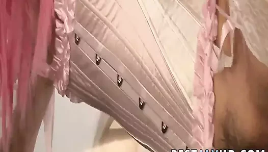 İç çamaşırlı azgın Asyalı ultra tatlı maki horiguchi bir profesyonel gibi gırtlağına kadar alıyor!