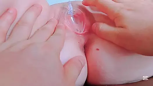 Kaşık kullanarak amcık sıvılarından bir örnek alıyor