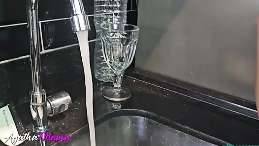 Adamı mutfağı temizlemesi için aradım, sonunda beni iç çamaşırsız gördü ve popomla sikiştirdi, ta ki boşalana kadar