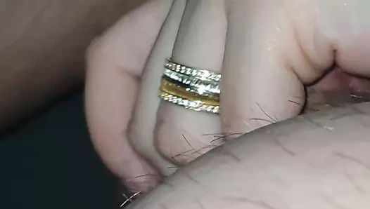 Üvey anne üvey oğluyla yatakta mükemmel elle muamele