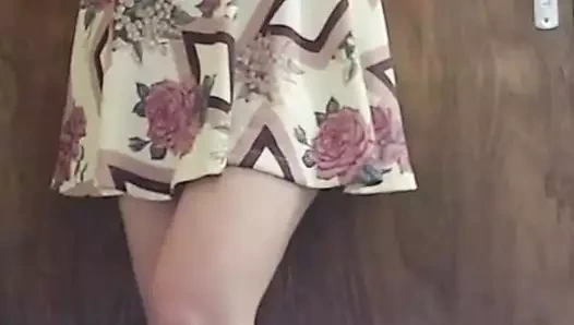 Seksi elbiseli oynak kız mastürbasyon yapma dürtüsünü alır