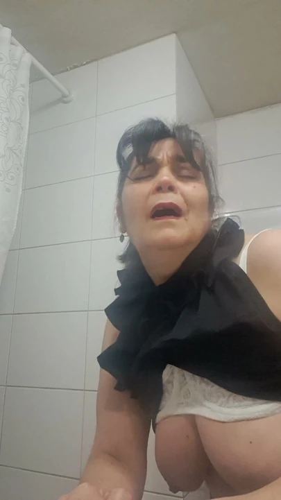 Annem banyoda onunla gizli seks yaptığını hayal ediyor.