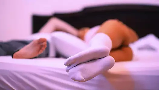 Genç 18+ komşu, eşleri tatildeyken odasında yaşlı komşusunu baştan çıkarıyor.