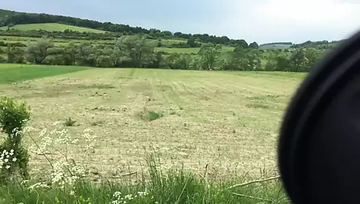 O beni kamuya açık bir yolda mastürbasyon yaparken izliyor