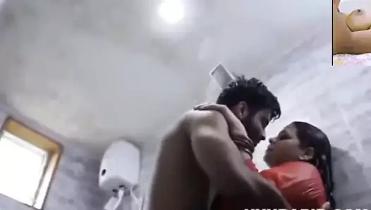 Banyoda komşunun teyzesiyle seks yapan genç bir adam