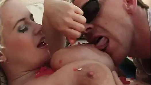 Büyük kavunlu güzel sarışına komşus yardım ediyor