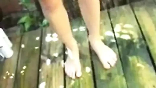 Sevimli genç allie duşta amcık mastürbasyonu açık havada