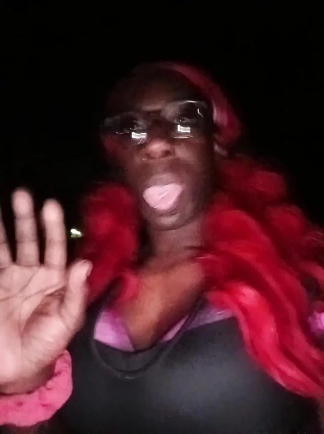 Seksi zenci trans bazı büyük zenci yarağıyla eve yürüyor