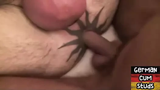 Pirsingli yarak Alman amcık prezervatifsiz sikildikten sonra dölleniyor