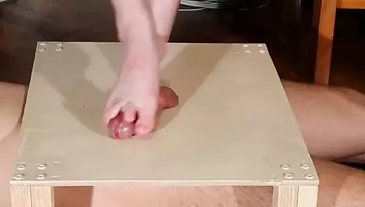 dominatrix çıplak ayak horoz stomping &amp; büyük cumshot pt2 ile footjob
