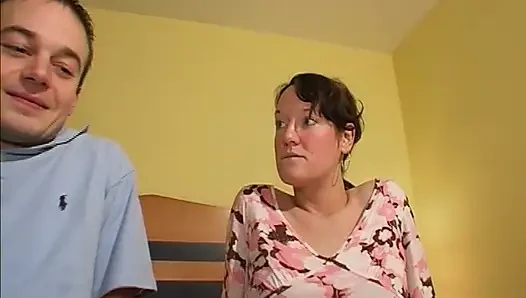 Amatör Alman sürtük yatak odasında iki azgın adamla sikişiyor