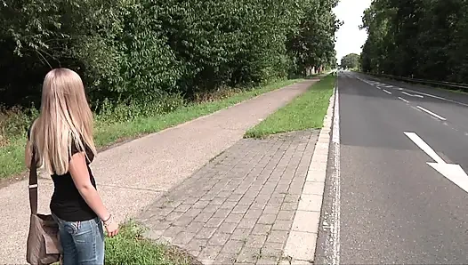 Alman kız arabalarını boşaltıyor ve gerçek bir maço tarafından sikiliyor