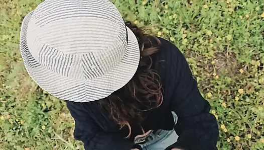 Çılgın kız bir yabancıya sakso çekiyor