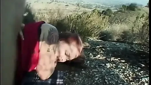 Sürtük esmer yarağı gırtlağına kadar alıyor ve döl yiyor