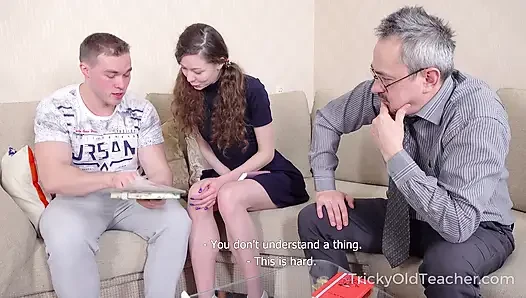 Tembel tatlı kız sert çift sikiş dersi alıyor