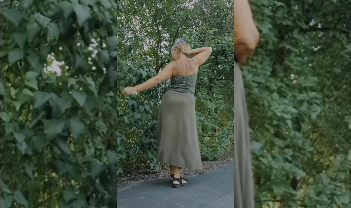 Olgun nine açık havada boşalıyor
