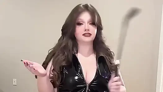 Dommy üvey anne itaatkarını aşağılıyor