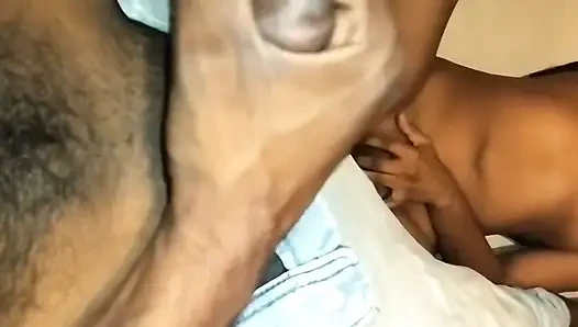 Kerala mallu aniyathi Chettan ile oynuyor ve Chettan amma ile seks hikayesini aniyathi'ye anlatıyor