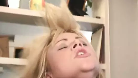 Erotik bebek yakın çekimde misyoneri amına çarptırırken zevkle bağırıyor