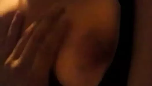 Büyük memeler, siyah bluz.