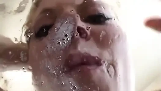 Ateşli hatunlar kısa kliplerle sakso çekmeyi ve büyük yaraklarla sikişmeyi seviyor