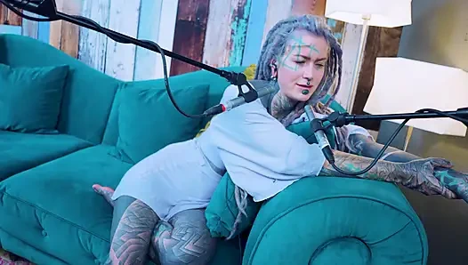 Ben hakkında konuşuyorum - izolasyon - asmr podcast sfw konuşuyor gotik sıska kız dreadlocks dövmeli model dövmeli kız