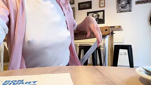 Extrem sexy weiße hauchdünne bluse, die meine großen, hart gepiercten brustwarzen in einem café zeigt