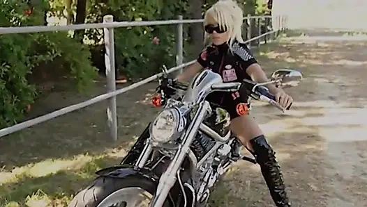 Bu Güzel Motosikletçi Size Vücudunun Ve Motosikletinin Kıvrımlarını Gösteriyor