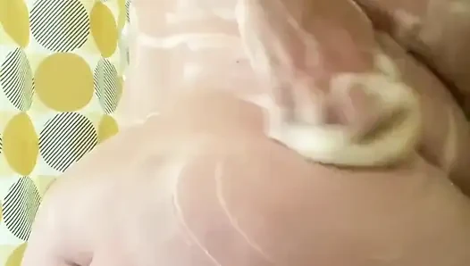 İri güzel kadın duş alıyor ve vücudumu sabunlıyor