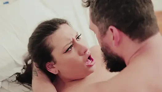Agatha Ludovino, penisimi emmeyi seven yaramaz bir BBW.