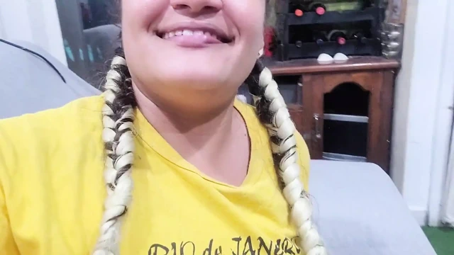 Dildo ile kıllı amcığı sikiyor