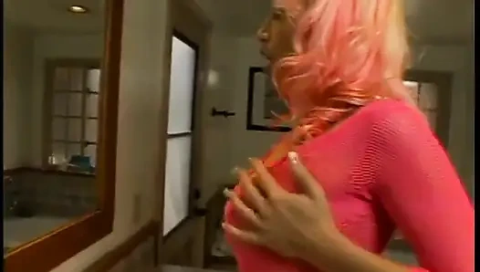 Bir grup adam siyah yarak alıyor ve pembe iç çamaşırlı kirli sürtüğün yüzüne boşalıyor