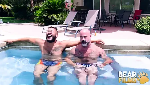 Bearfilms avi striders scotty öfkeli tarafından götünü yalıyor ve korunmasız dölleniyor