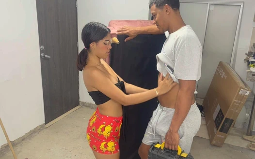 Latin kız dairesini yenilemem karşılığında onu sert sikmemi istiyor