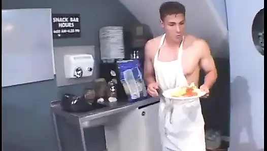 Restoraunt'un sahibi Chanel Chavez'in yönetici şefine talimat vermek zorunda