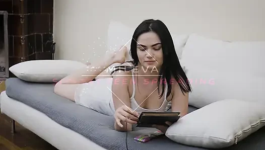 Tıraşlı genç kız yayılıyor