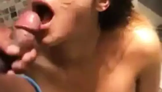 Boşalmak ve işemek üzerinde bu pis sürtük