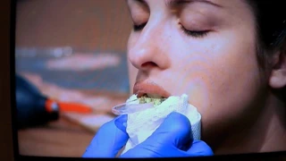 Elyse kedi dudakları ve göğüsleri maruz