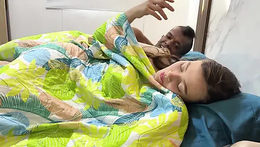 Büyük kıçlı üvey kız kardeşim doğum günü hediyesi olarak bana kocaman vajinasını verdi, bu yüzden üzerine boşalmama izin verdi