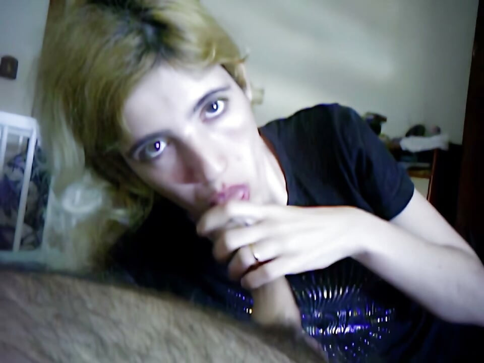 Genç evli kadının yarak emiyor ve ağzına boşalmasının 2 nostaljik videosu, oyuncu.