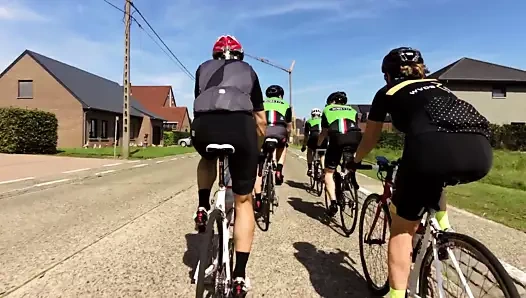 Bayan bir yarış bisikleti üzerinde