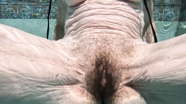 Su altında havuz çekimleri ve uzun, yavaş çekim açık havada duş