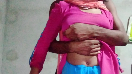 Hintli kız arkadaş ilk kez seks videosu çekiyor